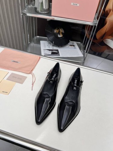 高品质出厂 MiuMiu 缪缪24ss新款平底尖头玛丽珍单鞋 非常低调的一款单鞋 乖巧减龄 上脚显腿长又高级 舒适度也做到完美 日常穿着超级合适 穿脱方便 鞋面