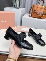 Miu Miu 2025 春夏新款走秀 Miumiu 皱漆中跟单拼接大蝴蝶结饰花秀场工艺来自miu Miu系列的细节特写 新季的潮流要素一与此刻挚爱的概念，多元