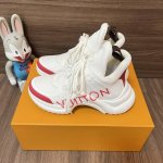 顶级版本LOUIS VUITTON Archlight 1.0花纹时尚低帮运动休闲鞋女款白粉字母。面料:科技混合面料拼接牛皮 lv老花皮内里:进口羊皮里 织物垫