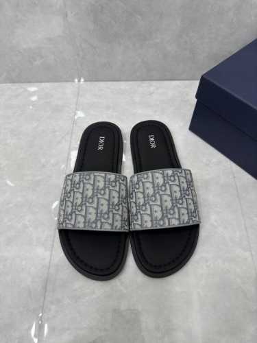 Dior Alias凉鞋是2024年新品，是一款悠闲而精致的作品。该风格采用米色和灰色Dior Oblique提花制成，展示了简单便捷设计。这款凉鞋由灰色皮革和