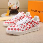 本款 LV Trainer 运动鞋选用 Damier 粒面牛皮革，临摹 Damier 帆布的两式经典纹理，令鞋面的繁复工艺更显瞩目，需要七小时的匠心缝制方可完成
