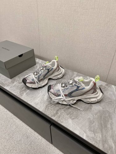 春夏balenciaga巴黎世家老爹鞋最新款复古休闲运动鞋系列推出探索时尚界对于原创与挪用的概念、以全新系列致敬传承与经典，以标志性balenciaga廓形和轮
