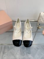 Miu Miu 缪缪 Ss25早春走秀新款 粗跟圆头玛丽珍蝴蝶结松紧带单鞋 时尚简约，增高又百搭，上脚超好看面料:进口漆皮内里垫脚:羊皮大底:意大利真皮大底跟高