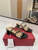 出厂价Pp： Valentino 华伦天奴铆钉 Vt经典6.0Cm 粗跟凉拖鞋，顶级复刻！侧身弧线完美，原版开模定制不生锈铆钉 特别有质感的五金衬托出满满的高级