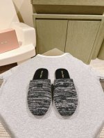 缪缪miumi*早春新款小圆头穆勒拖鞋！甜美清新，真的太容易捕获少女的心散发出独特时尚美感，全羊皮包中底，上脚妥妥舒适，百搭必选！原版1:1订制羊毛针织面料，羊