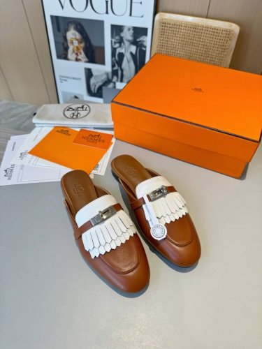 Hermes 爱马仕 新款流苏扣半拖鞋～～凉拖单鞋eclair 2024新款kelly+爆款系列！ 版型超正，有一定厚度增高显腿长！透体透气 舒适的进口牛皮 春