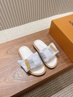 2024新款lv 路易威登魔术贴拖鞋压花拖鞋硬货上新 代购级别；高级感十足；国内外博主刷爆的一款，复古又时髦 ，上脚美炸了！官网主推款 鞋面：高定制丝光布压花