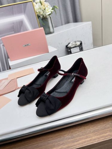 高品质出厂 MIUMIU蝴蝶结玛丽珍单鞋MiuMiu2024早春新款 蝴蝶结玛丽珍鞋超级百搭，这次买了好多新鞋子，鞋身是绒面，鞋头是黑色蝴蝶结，超级心水的富家千
