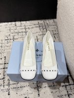 Prada普拉达 25 早春新款 一字冲孔 玛丽珍 单鞋 蛮复古暗黑系的一款玛丽珍 颜值和舒适度这块都把我吃的死死的！ 可盐可甜的娃娃头设计 透着满满的少女感