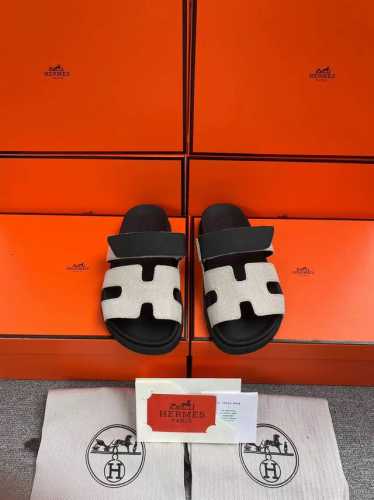 H家 Hermes 男女同款，最近火到不行的情侣款二舅鞋- 凉鞋,搭配各种彩色袜子，潮爆了 鞋面：进口混种羊皮.鹿皮 内里：进口混种羊皮 大底：Tpu防滑耐磨大