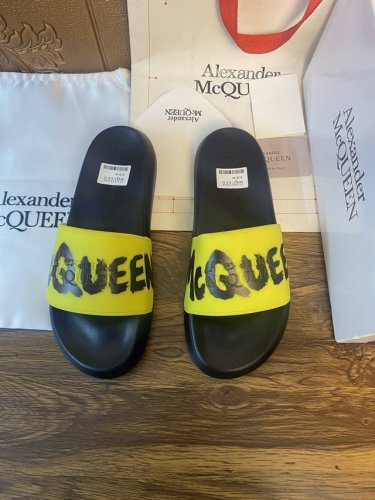 元 Alexander mcqueen 。麦昆拖鞋系列：高端品牌 3D制面，升级版大底，更轻便，防滑。市场顶级品质，潮人必备，夏季拖鞋的季节来了，穿起来超级唯美
