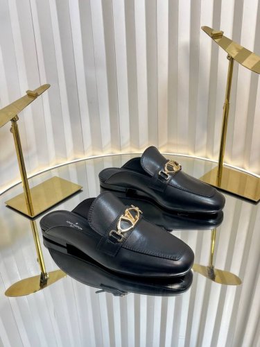 路易威登lv louis vuott on fw25 new arrival～秋冬最新款毛毛拖鞋～这双毛拖也是好好看！皮质的就是非常高级呀！！搭配秋冬的牛仔短裤