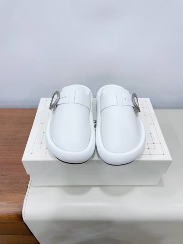 2025春新品Arc厚底麂皮拖鞋男女情侣款AIexanderMcQUEEN已认证。最新同步专柜新版T台走秀款 ，原版开模1:1复刻，面料釆用光滑小牛皮及麂皮打造