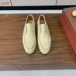 Loro Piana 高帮乐福鞋。意大利顶级羊绒复古优雅低调奢华。时尚性与皮料实用性同样兼具依然全网最高品质。鞋面羊京丝质柔滑。手工缝线，水染皮里。原版大底。配