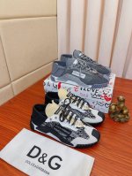 实价： 新款Dolce＆Gabbana DG重工系列，新款休闲时尚鞋版型简洁大气，时尚专属时尚又大方。原版透气绵布+手绘工艺，舒适的透气内里。精致奢华，超A级别