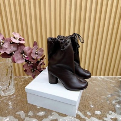 秋冬新款 Maison Margiel Tabi分趾靴气球形抽绳短靴灯笼靴 Tabi分趾靴mm6夹趾鞋马吉拉分趾靴，牛皮鞋底里 太好看了，经典的分趾设计，造型感
