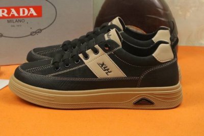 工厂价 高品质 Prada 普拉达新款上市著名奢侈品牌，专柜同步更新，意大利男鞋时尚杂志季刊封面主推款！鞋面采用意大利进口牛皮制作，透气羊皮内里。原版防滑橡胶大