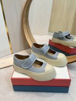 出厂价： 高品质 赵露思同款大头鞋升级版意大利最新版来咯！！！ Marni 大头鞋不可错过的一款经典好鞋 各大明星网红都爱穿的款， 可爱又时髦，上脚超显腿细，外