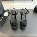 CHANE* ｜小香24p春夏新品超高跟厚底凉鞋懒人凉鞋懒人必备穿了会上瘾的凉鞋巨软巨舒服 让你摆脱一切的束缚感呆萌的面包鞋型 对脚宽的宝宝很友好大底有一定的厚
