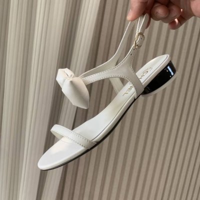 p350 | 小香 25 2025 春夏新品 专柜经典款 小香双C蝴蝶结粗跟凉鞋系列上新 时尚圈的绝绝子 搭配将演绎着细致 极简 永不褪去的经典元素 展现与众不