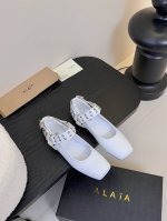 Alaia｜阿莱亚经典复古玛丽珍鞋一眼看上去就是很高级又时髦！可盐可甜的猪鼻子鞋头设计透着满满的少女感又可爱复古俏皮又不失大气得体无论上班通勤还是周末约会都非常