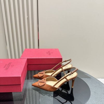 Valentin*华伦大v扣凉鞋，专柜最新系列 最高版本 V家这次出的水钻系列可以说是非常火爆了 抛弃了一贯的铆钉元素 化繁为简 更加精致耐看按正品1：1复制