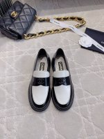出厂价 Chane*新款钻扣乐福鞋 经典logo装饰简约大气 精致的高级感 学院风百搭又减龄 各种穿搭都能驾驭 鞋面牛皮 内里垫脚羊皮 意大利真皮大底 尺码35