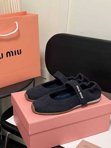 出厂： 2025Ss 升级原版开模 正确版Miumiu 缪缪 25Ss 春夏新款 饼干鞋 阿甘鞋休闲运动鞋Miumiu最新爆款玛丽珍魔术贴单鞋前卫大胆的设计，M