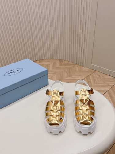 出厂 ，全色系升级 Prada 普拉达猪笼鞋锯齿罗马编织厚底橡胶凉鞋 复古时髦前卫的轮齿55Mm 厚底鞋底搭配橡胶鞋面，让整双鞋轻便舒适 鲜艳色彩 满足不同风格