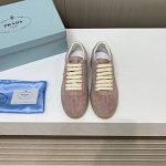 出厂价 顶级版本 Prad-A普拉达2024Vs春季经典休闲鞋系列 三角标休闲鞋 原版1:1定制，今年最潮的三角标一脚蹬英伦风复古情侣小白鞋，众多网红上脚，这款