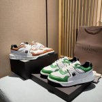 VALENTINO 华伦天奴 最新时装周走秀款，顶级版本，原版1:1套楦，面料采用头层荔枝纹牛皮+超软牛皮，牛皮内里+原版垫脚，配超轻TPU吸膜大底。经典拼色.
