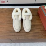 Loro Piana 高帮毛里乐福鞋。意大利顶级羊绒复古优雅低调奢华。时尚性与皮料实用性同样兼具依然全网最高品质。鞋面羊京丝质柔滑。手工缝线，A级羊毛里。原版大