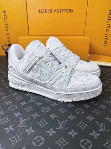 Loui* Vuitto* 顶级版本 情侣款本款 LV Trainer 运动鞋再现设计师 Virgil Abloh 自篮球鞋中挖掘的时尚潜力。粒面牛皮革构筑繁复