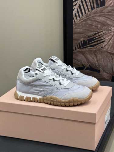 Miu Miu 25ss 春夏新款走秀MiuMiu 德训 休闲秀场工艺来自Miu Miu系列的细节特写 新季的潮流要素与此刻挚爱的概念，多元对撞，传达现代风格~