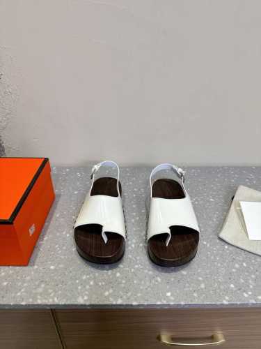 Hermes 爱马仕 25ss新款 经典走秀 夹脚 厚底 木屐 凉鞋木屐拖鞋夏天的最爱仿佛是有一种魔力 越看越好看 刚出的时候不理解 现在是爱惨了全皮包裹 上脚