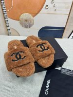 Chanel新色羊毛拖鞋頂级品质纯皮毛一体羔羊毛打造！米超温暖的感觉，穿上仿佛踩在云朵上经典老花装饰，精致高级！让这双毛拖身价陡增！鞋底是原版开模的防滑橡胶大底
