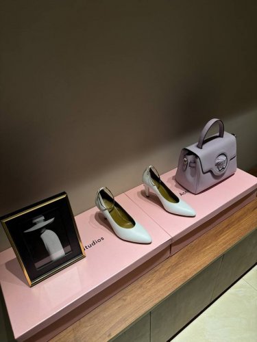 Fendi 24Ss 芬迪系列 双ff 方头 高跟 凉鞋 采用锥形鞋头和金属踝带设计 ，鞋跟饰有金属selleria缝线及金属饰钉 互相呼应 展现出最前卫时尚舒