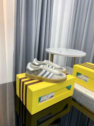 冲量价: 男+10顶级版本 全新升级对版 Adidas X Gucci联名款运动鞋 情侣款休闲板鞋 爆款 融汇两个品牌丰富且历史悠久的典藏元素，联名系列在三根线