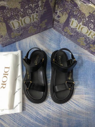 橙子出厂价P Dior 迪奥 春夏新款 魔术贴凉鞋 沙滩鞋 罗马鞋 这种混种咩咩皮Dioract 凉鞋，款式时尚，搭配贴合脚型的内底，采用格外轻盈，舒适的皮革制