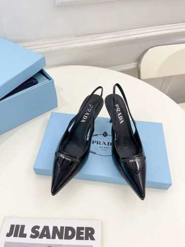 Prada 普拉达 24 专柜走秀款saffiano尖头压纹漆皮露跟凉鞋系列 鞋面：高定制压纹牛漆皮 内里：进口水染羊皮 大底：原版意大利真皮大底 跟高：7.5