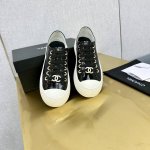 310顶级版本，原单品质！！！ chanel香奈儿——2024饼干鞋 专柜顶级休闲款运动鞋 这款经典设计；鞋面多种工艺电绣的风格；大底却时尚运动；不平凡的拥入了
