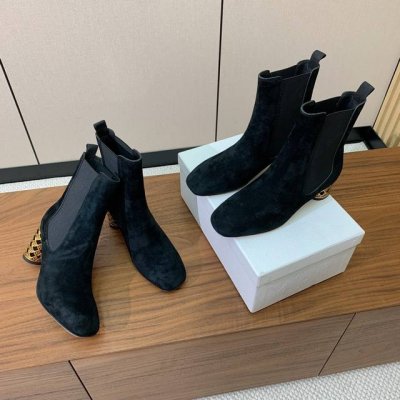 d*Or 及踝靴松紧粗跟短靴。两侧搭配弹力饰带，后侧饰以金色饰面金属 Cd 标志。搭配金色饰面金属 Graphic 藤格纹圆柱形鞋跟，方形鞋头，高雅舒适，可为本