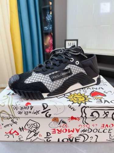 出厂价 新款dolce＆Gabbana Dg重工系列，新款休闲时尚鞋版型简洁大气，时尚专属时尚又大方。原版透气绵布+手绘工艺，舒适的透气内里。精致奢华，超a级别