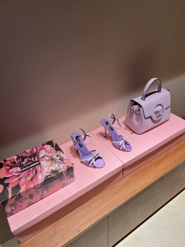 杜嘉班纳dolce&Gabbana绝美蝴蝶 水钻装饰高跟鞋 火力全开、创意无限，由于意大利女性特别讲究穿着和饰品，所以dolce&Gabbana的设计风格都相当