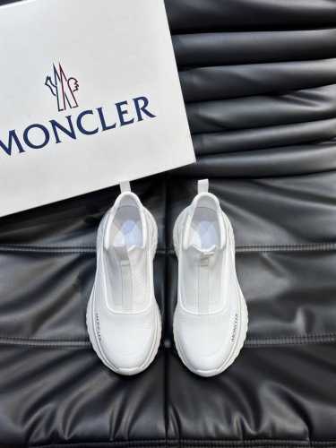 moncle* 蒙口男士休闲运动鞋，设有醒目的logo细节，橡胶tpu鞋底面整体点缀注塑moncler徽标。兼备创新、功能性与图形细节于一体，采用原版定制弹力布