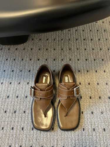 顶级品质 Miu Mi*25ss 春夏季走秀款 罗马凉鞋 最新款 女士夏季拖鞋 ，全胎牛皮材质 ，上脚软软绵绵的 ，亲肤柔软舒适 ，华美工艺营造精致的立体纹理质