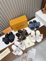 lv面包拖齐色男女同款 情侣码 路易威登面包拖 又一爆款 最新 强调 100%真羽绒填充 lv一出即巅峰的超爆款的老花拖鞋面包的脚感 软绵绵的超舒服 火爆小红书