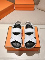 hermes 顶级版本# 爱马仕二舅拖 交叉拖 凉鞋 原版购入开发做货 镂孔柔软小牛皮运动鞋，配有鞋底，饰有经典Medor铆钉，打造舒适休闲风格 配送专柜精美包