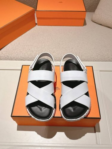 hermes 顶级版本# 爱马仕二舅拖 交叉拖 凉鞋 原版购入开发做货 镂孔柔软小牛皮运动鞋，配有鞋底，饰有经典Medor铆钉，打造舒适休闲风格 配送专柜精美包