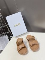 dior迪奥春夏最新款魔术贴凉鞋、超多明星网红种草、经典的版型设计上迪奥logo五金点缀、超好看超百搭、上脚非常柔软鞋面进口电绣，内里羊皮里、正品开模tpu大底